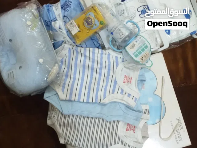 طقم ومستلزمات بيبي حديث الولادة (ولادي) - جديد ومميز بالكامل طقم ملابس وإكسسوارات مواليد 0-3اشهر
