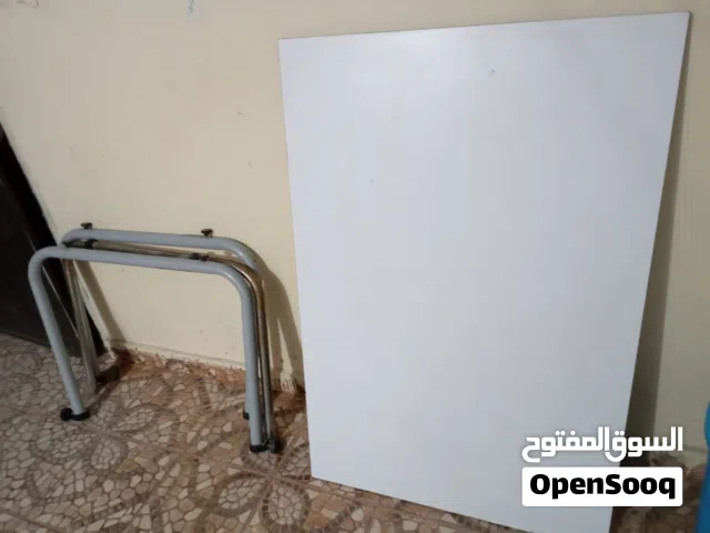 طاولة بحاجة تركيب وتصليح بسيط