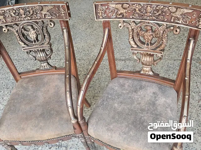 كرسي أنتيك كلاسيكي فاخر محفور باتقان ومطعم بالبرونز