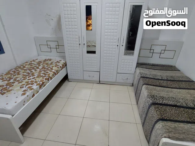 سكن شباب مشترك عرب فقط