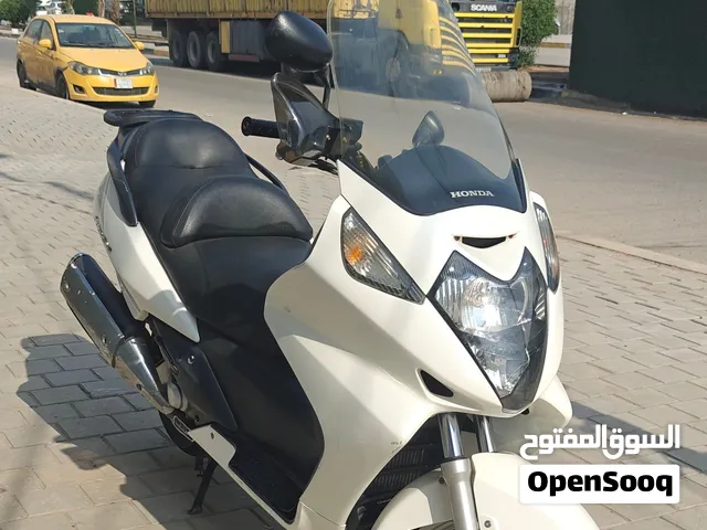 للبيع دراجة هوندا سلفر ونج 600 رقم بغداد