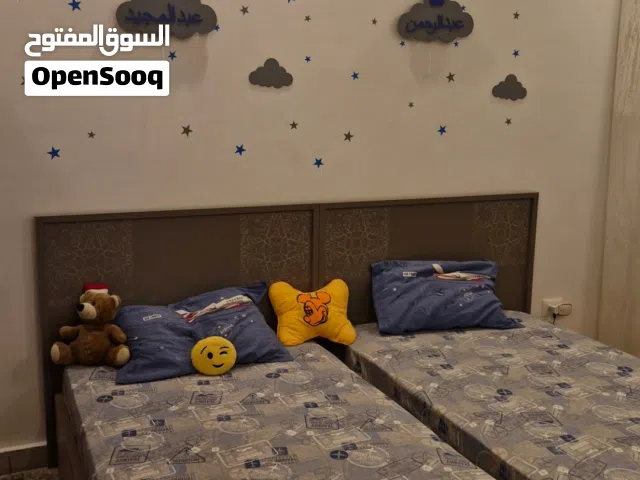 غرفة نوم فرديه زوز اسره ودولاب اربعه أبواب ومكتب مدرسي وكمادينو من المتجدد هوم لوح ممتاز