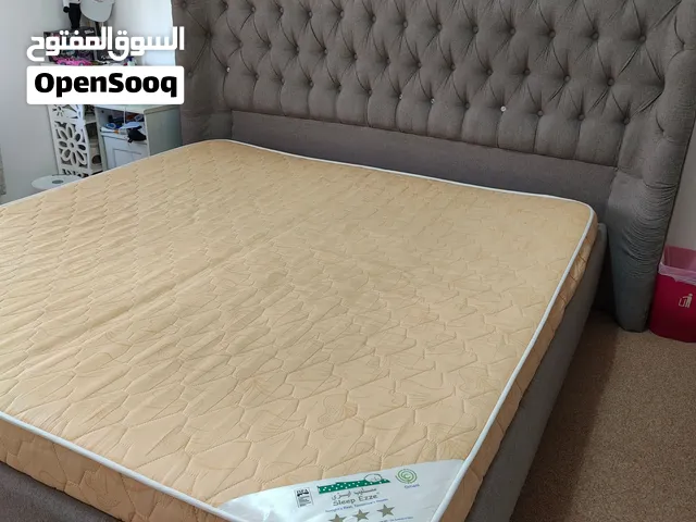 سرير مجوز (كنج) مع فرشه و راسيه منجدة