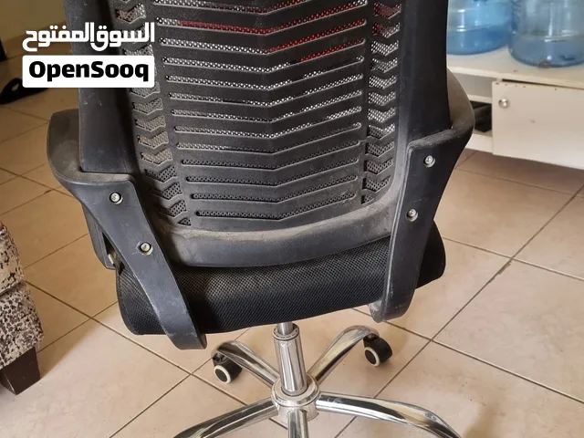 كرسي مكتبي استعمال خفيف كالجديد المكان حي العقيق