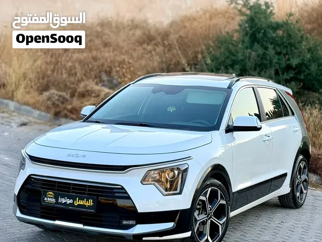كيا نيرو هايبرد مع فتحة سقف