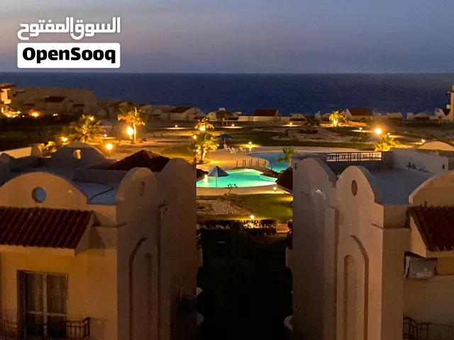 شالية صف ثاني علي البحر فيو كامل علي البحر وامام حمام سباحة وحدائق راس الحكمة