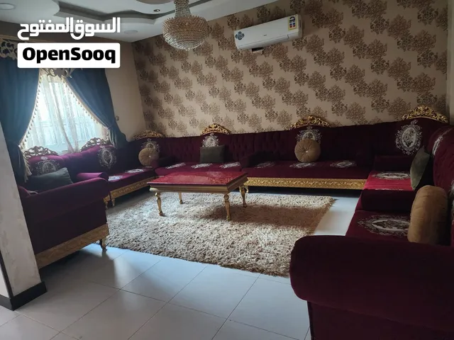 كنب 4 في 6 بتصميم ملكي نظيف مع الستاره و الطاوله