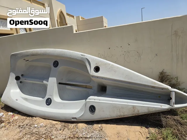قارب للبيع