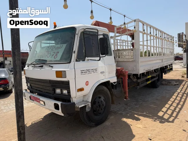للبيع شاحنة 8 طن نيسان UD مستعمل 97 مع رافعة فيه مكيف