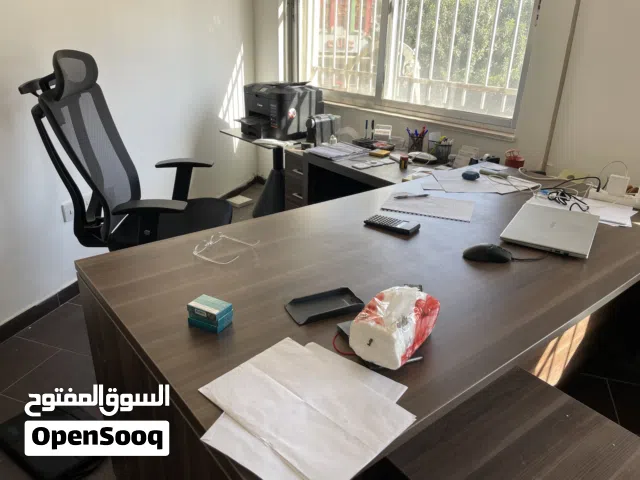 مكتب مدير مع توابعه كرسي مدير و خزانة ملفات و طاوله وسط و كرسي انتظار عدد 2