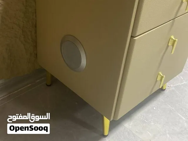 قاصه كومدي تحتوي على شاحن وايرلس وسماعات جانبيه تربط مع البلوتوث وتحتوي على مخرج يو اس بي ومخرج تايب