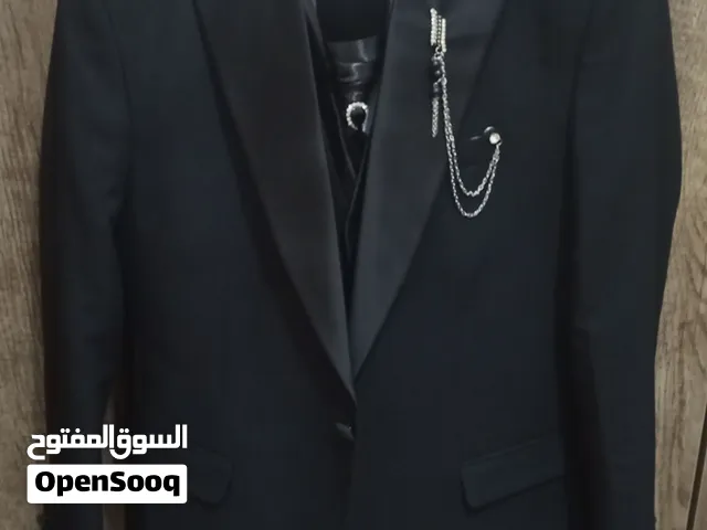 بدلة رجالية رسمية (تكسيدو) سوداء – استعمال مرة واحدة – حالة ممتازة