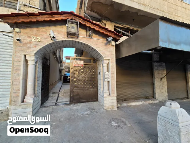 بيت مستقل يتضمن ست شقق وثلاث مخازن تجاريه على الشارع..