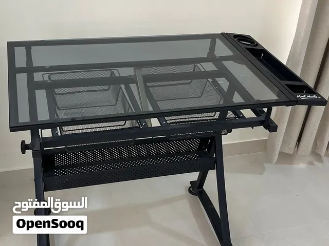 طاولة رسم هندسي نظيفه جدا