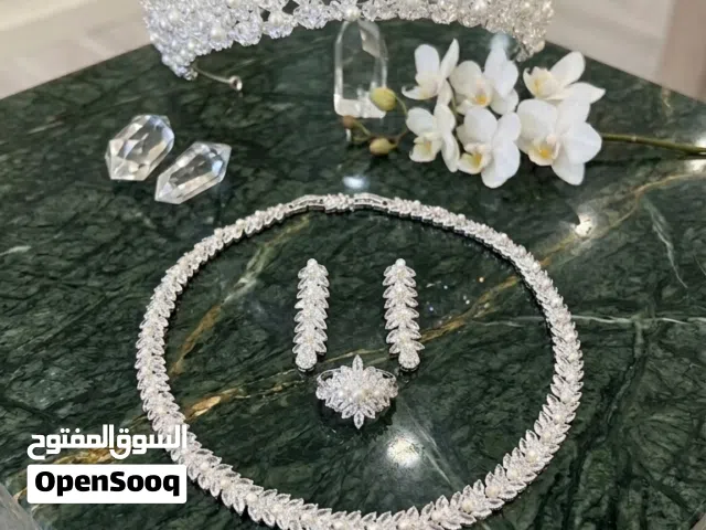 طقم زفاف متكامل (تاج، عقد، سوار، وأقراط)