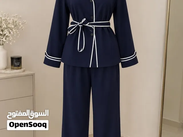 طقم او سوت شتائي لونة نيلي ومطعم بالابيض مثل مال بالصورة بالضبط يلبس وزن خاص