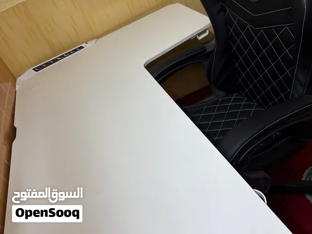 للبيع طاولة جيمنج وكرسي جيمنج