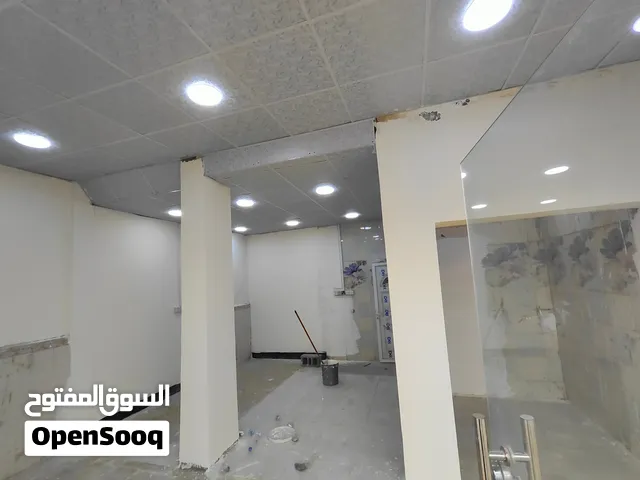 صيدلية للايجار على الشارع العام ركن