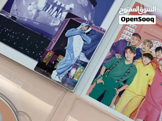 البوم لفرقة BTS مع محتويات الظاهرة في الصورة