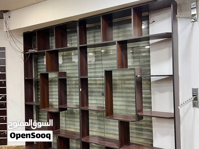ارفف وطاولات وستاندات عرض بضائع كله خشب شبة جديد واستعمال خفيف وكله موضح داخل الصور كله للبيع.  ...