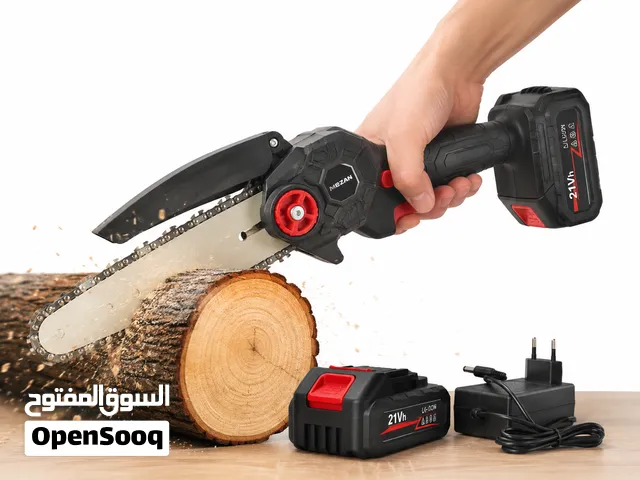 المميزات:  . بطارية ليثيوم 21V قابلة لإعادة الشحن.  . محرك قوي لقطع الأغصان والأخشاب بسرعة وكفاءة.