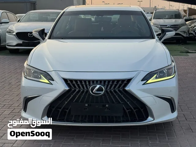 بحالة ممتازة 2023es300h لكزس