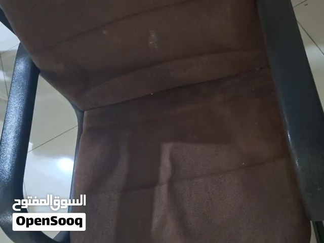 needs a little cleaning  للبيع كرسي مكتب و كمبيوتر يحتاج الى بعض