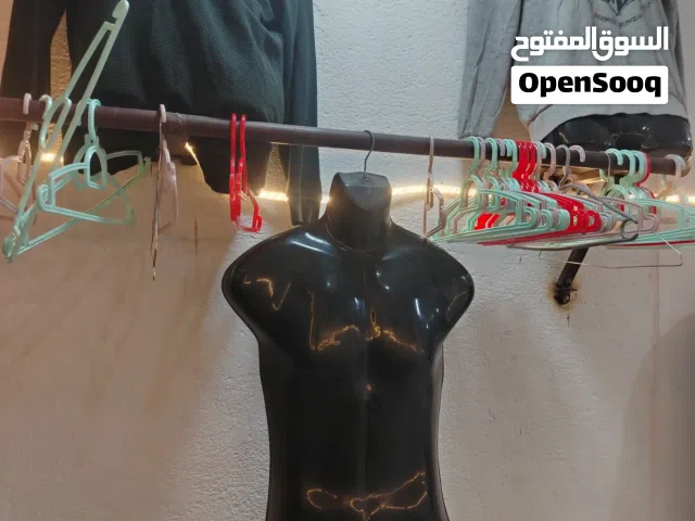 معدات محل ملابس. كاملة ستانات اريضة وجدارية  وتعاليك وقاطع خشب وستان احذية ومراء انضر الى الوصف