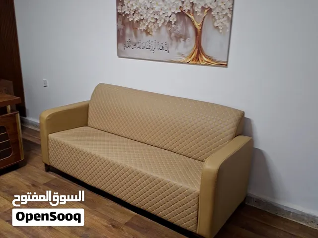 قنفات مكتبية جلد ( قنفة ثلاث مقاعد و ثنين ام نفر) مخزون فقط غير مستعمل بحالة ممتازة خالي من العيوب