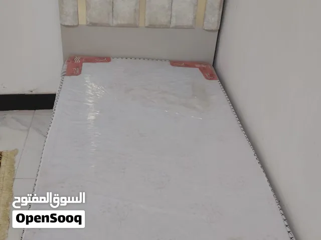 سرير الحجم الطول مترين والعرض متر