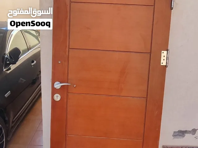 باب خشبي في حاله ممتازة