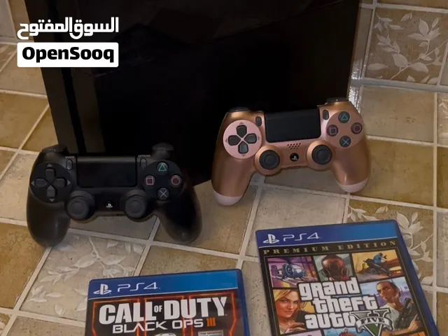 PlayStation 4 working like new with the screen and 2 controllers and 2 cd
