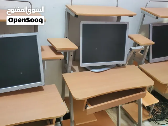 شاشات كمبيوتر مكتبيه مع اجهزه  لمن يريد مع الطاولات  بسعر عرطه لمن يريد الكل