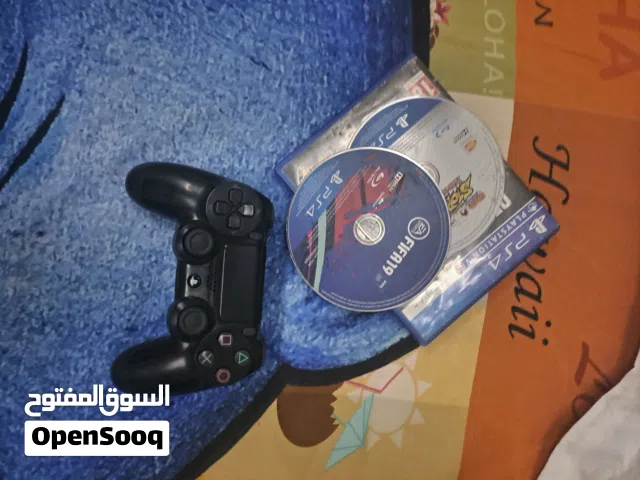 يد سوني 4 اصليه مع لعبتين متنوعه لعبة رزدنت ايفل 7 و فيفا 19 الالعاب و اليد بحاله اكثر من ممتازه