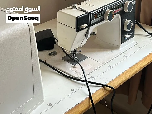 ماكينه خياطة مع الطاوله بحالة ممتازه جدا