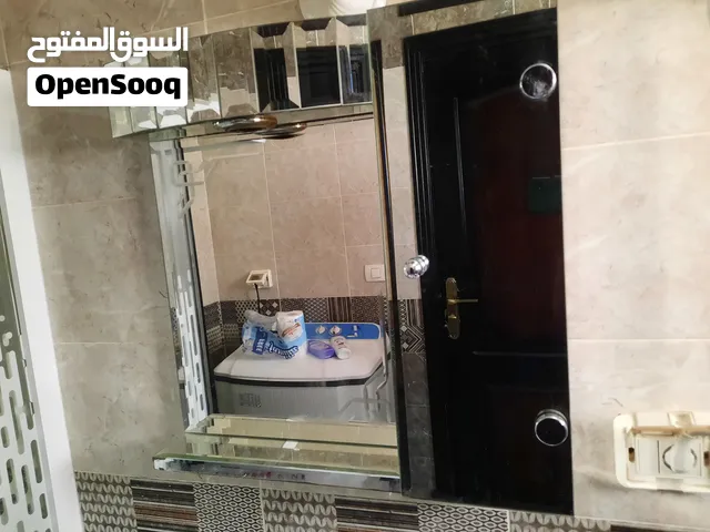 للبيع وحدة تخزين كلها مرايات للحمام
