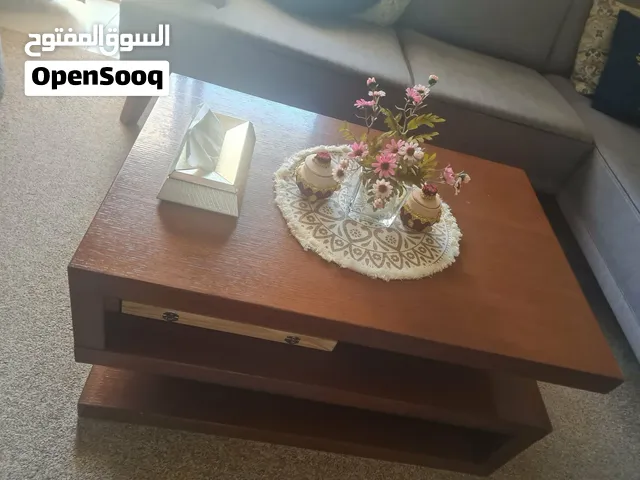 طاولة وسط خشبية أنيقة بحالة جيدة جداً