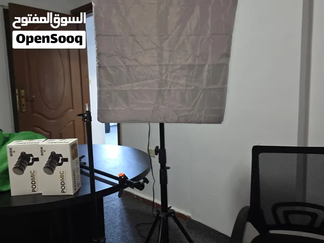 للبيع اضاءة للتصوير عدد 2 + مايك عدد 2 لساتهم بالكرتون جداد لصناع المحتوى و برامج البودكاست