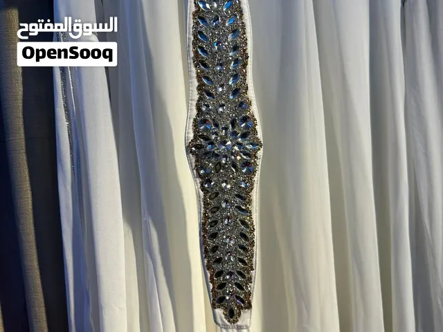 هذا الفستان يطلع حلو جدًا بعنوان مثل: «فستان أبيض ملكي بتطريز كريستال فاخر».