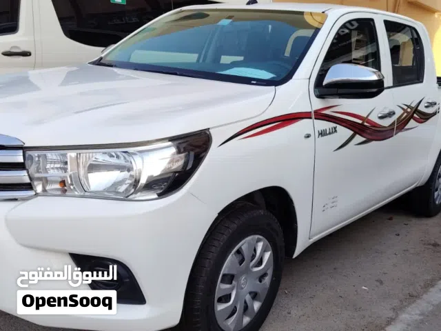 تويوتا هايلكس خليجي 4x2 نظييف بدون حوادث داخليه حمراء 2021