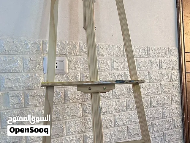حامل لوحات خشبي وعدة رسم مستعملة بحالة ممتازه والله يبارك لصاحب النصيب .