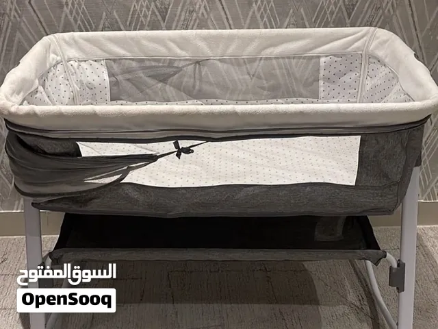 للبيع سرير أطفال بيبي بحاله جديده كامل مع اغراضه