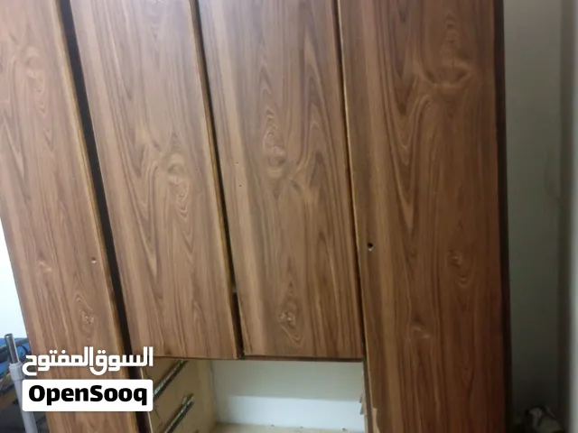 خزانه لاتيه اربع ضرف ممتازه ونضيفه جوارير موجوده بس بدهم سكك للبيع المستعجل السعر 50 دينار فيها مجال