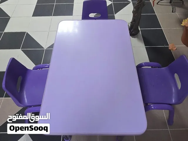 طاولة للدراسة بحالة ممتازة طاولة وثلاث كراسي