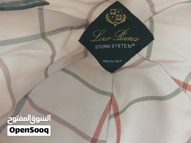 قبعه لون بيج فاتح مستعمله مده شهر فقط 4 مرات فقط من ماركه loro Piano