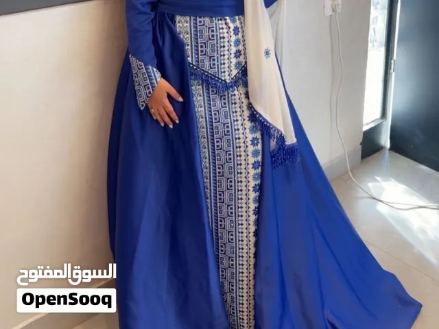 ثوب عرايسي مع طرحة جميل جدا على اللبس تفصيل ماكنة مقاس 2XL موديل 2026 لون ابيض ونيلي مستر