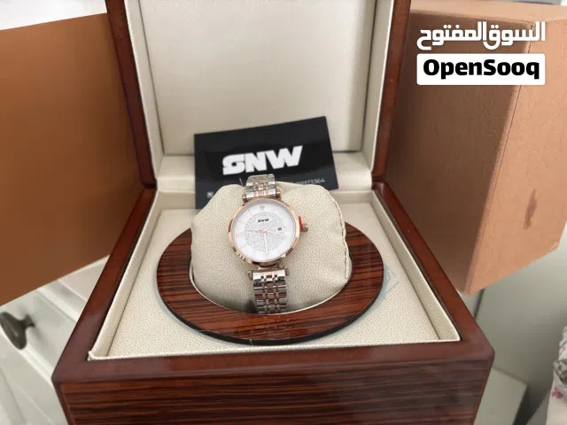 ساعة نسائية جديدة مع الضمان والبوكس ماركة SNW