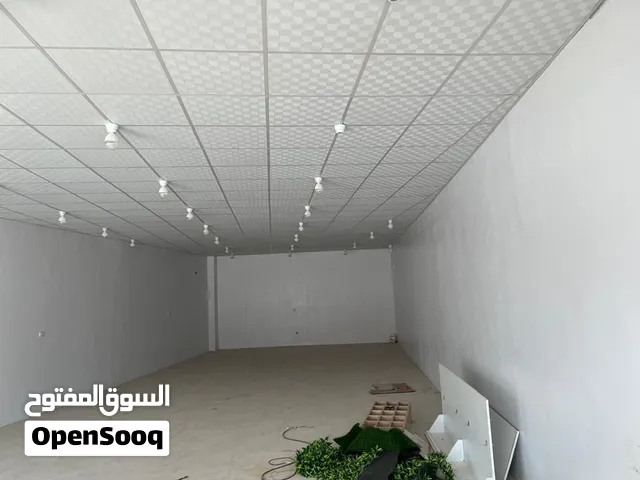 محل تجاري الطول17 متر العرض 7 متر سقف زينقو