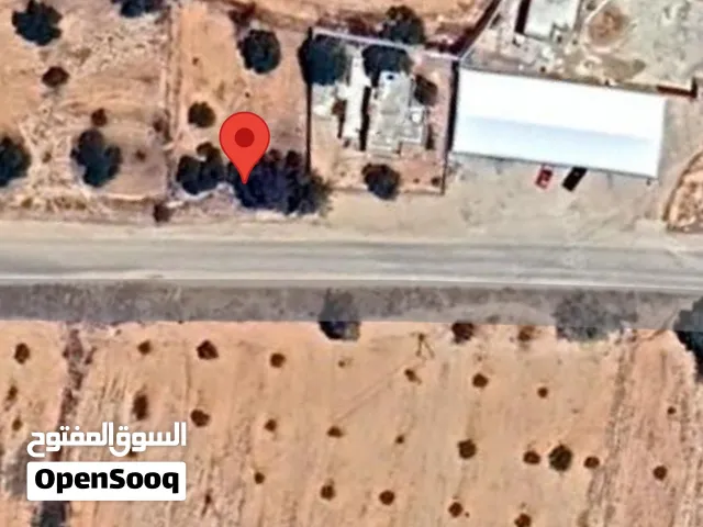 قطعة ارض عالطريق