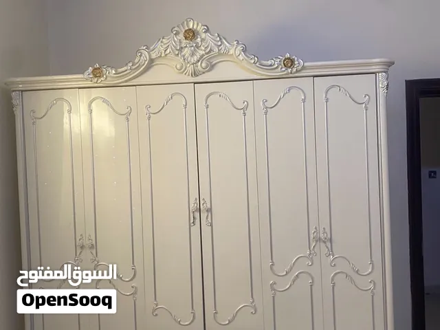 خزنة ملابس و تسريحة مع كرسيا و اثنين خزان التواصل وتساب فقط